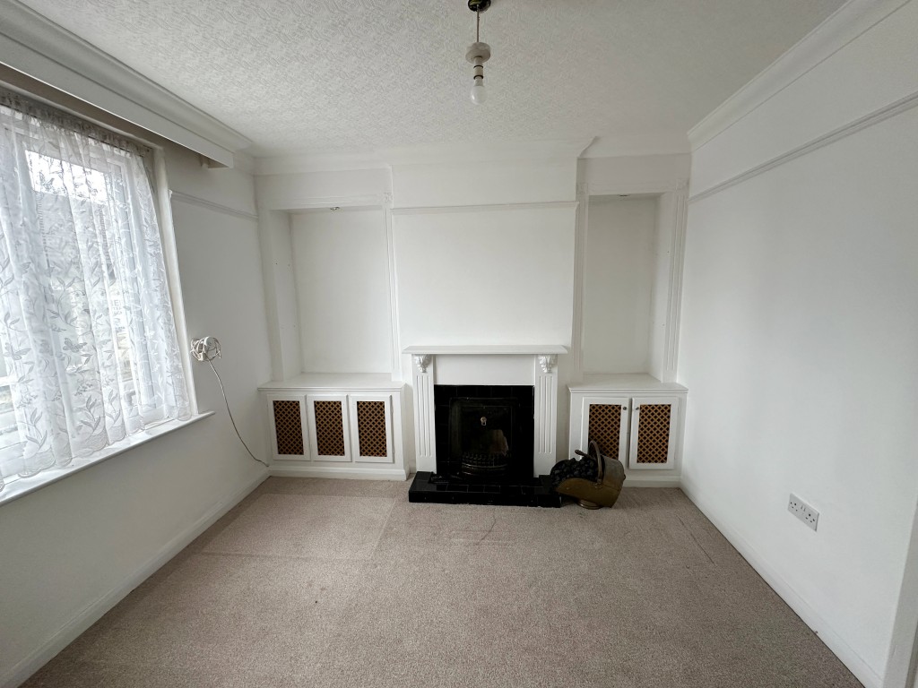 Lot: 147 - TWO-BEDROOM SEMI-DETACHED HOUSE FOR IMPROVEMENT - Living Room